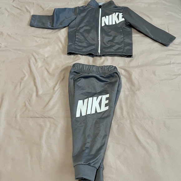 *SOLD* Nike Outfit Lot - Picture 3 of 9